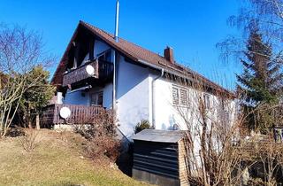 Haus kaufen in 08539 Leubnitz, Gepflegtes 3-Familienhaus mit PKW-Stellplätzen - voll vermietet!