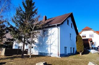 Haus kaufen in 08539 Leubnitz, Gepflegtes 3-Familienhaus mit PKW-Stellplätzen - voll vermietet!