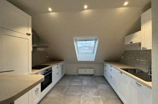 Wohnung kaufen in 77704 Oberkirch, Oberkirch - Wohnen mit Aussicht zentral in Oberkirch. 2-Zi.-Whg. mit neuer Einbauküche und Balkon sowie Tiefgaragenstellplatz