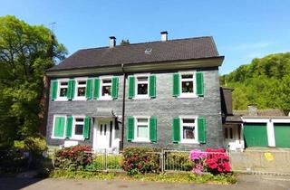 Wohnung kaufen in Tyrol, 42857 Remscheid, Wohnung in schönem Bergischem Schieferhaus, ruhig gelegen, jedoch mit guter Busanbindung