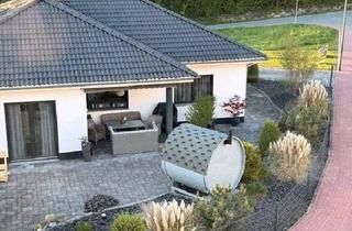 Haus kaufen in Im Feldchen 15, 65326 Aarbergen, Aarbergen - Moderner, energieeffizienter Winkelbungalow mit Sauna & Kamin