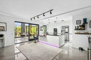 Einfamilienhaus kaufen in 65232 Taunusstein, Modernisiertes Einfamilienhaus mit Wellnessbereich, Pool und großzügigem Raumkonzept