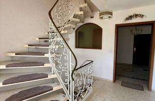 Haus kaufen in 86666 Burgheim, Freistehendes Zweifamilienhaus in Burgheim mit Photovoltaik, zwei Garagen und großzügigem Grundstück