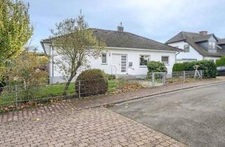 Einfamilienhaus kaufen in 61250 Usingen, Usingen - Gepflegter Familienbungalow mit Einliegerbereich, 2 Garagen in toller Blick- Wohnlage von Usingen