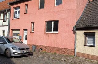 Haus kaufen in Mittelstrasse, 06467 Hoym, Renovierungsbedürftiges Reihenmittelhaus mit Garage in Hoym