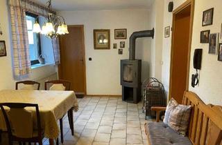 Haus kaufen in 91483 Oberscheinfeld, Charmantes Sandsteinhaus mit Nebengebäude und Scheune zu verkaufen, teils vermietet