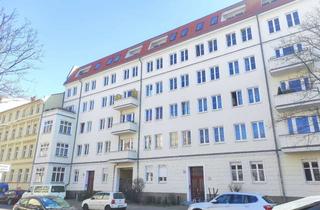 Anlageobjekt in 10247 Friedrichshain, 3 Zimmer im charmanten Altbau mit hohen Wänden und Südbalkon