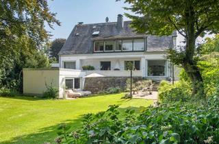 Villa kaufen in 47259 Huckingen, Elegante 10-Zi-Villa am Remberger See/Golfplatz! Indoor-Pool. Doppelgarage. Einlieger.