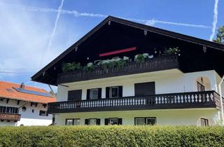 Wohnung kaufen in 83707 Bad Wiessee, PROVISIONSFREI: wohnen, wo andere Urlaub machen: sanierte Dachgeschosswohnung mit Balkon und Pool