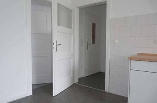 Wohnung mieten in Krefelder Str. 34, 45145 Frohnhausen, Altbau-Wohnung mit Loggia und EBK in Essen-Frohnhausen