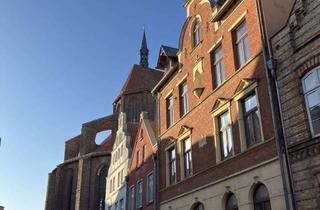 Wohnung kaufen in Hinter Dem Chor, 23966 Altstadt, 2-Zimmer-Dachgeschosswohnung in Toplage von Wismar – barrierefrei mit Aufzug & Balkon!