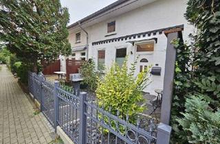 Haus mieten in Schwartauer Allee 121b, 23554 St. Lorenz Nord, Helles, ruhig gelegenes 3-Zimmer Reihenmittelhaus mit EBK & Terrasse.