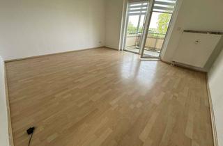 Wohnung mieten in Sachsenring 31, 09127 Gablenz, Frei ab 1.5.26 - Blick auf Gartenanlage - Bad mit Fenster - Balkon am Wohnzi. -