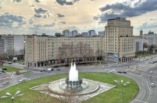 Wohnung mieten in Strausberger Platz 15, 10243 Friedrichshain, Living History: Wohnen in einem Baudenkmal. Sanierte Wohnung mit Einbauküche.