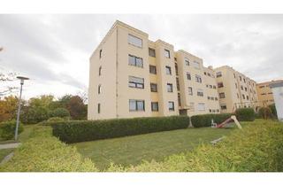 Wohnung kaufen in 94315 Straubing, Renovierungsbedürftige 4,5 Zimmer-Wohnung mit 2 Garagen