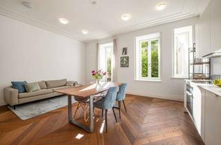 Wohnung kaufen in 80799 Maxvorstadt, Stilvolle 2-Zimmer-Altbauwohnung mit Terrasse in den ruhigen Innenhof