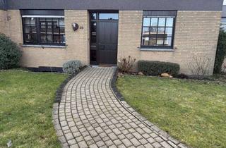 Haus kaufen in Ohne Straße 00, 52382 Niederzier, Gepflegter Flachbungalow mit Garten, überdachter Terrasse und modernem Bad in Niederzier