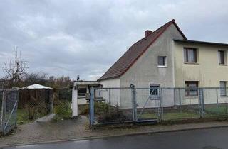 Doppelhaushälfte kaufen in Wiesengrund 24, 17291 Prenzlau, Stark sanierungsbedürftige Doppelhaushälfte in guter Wohnlage