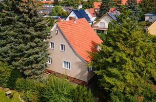 Haus kaufen in 13587 Spandau, Sanierungsbedürftiges Ein-/Zweifamilienhaus in Spandau - Keller, zwei Küchen, Balkon, Kaminzug usw.