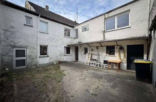 Einfamilienhaus kaufen in 41836 Hückelhoven, Sanierungsbedürftiges Einfamilienhaus mit Innenhof in ruhiger Lage von Hückelhoven-Hilfarth