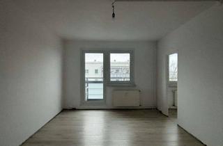 Wohnung mieten in Kastanienallee 82, 12627 Hellersdorf, Saniertes Single-Apartment im Dachgeschoss - mit Aufzug, Balkon und Wannenbad!