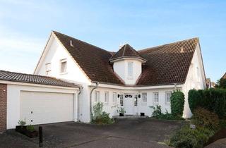 Villa kaufen in 23570 Travemünde, Architektonisches Juwel - Elegante Villa mit drei Wohneinheiten zwischen Golfplatz und Meer