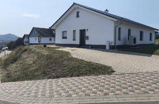 Einfamilienhaus kaufen in 35088 Battenberg, Battenberg (Eder) - Bungalow in Dodenau mit Garten,Garage,und Wärmepumpe