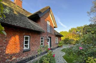 Haus kaufen in 23743 Grömitz, Liebhaberobjekt unter Reet - 200 Schritte von der Ostsee entfernt
