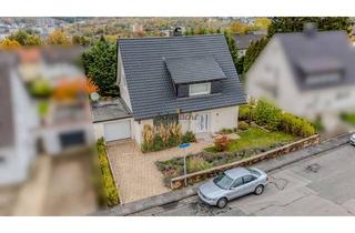 Einfamilienhaus kaufen in 58119 Hohenlimburg, Freistehendes Einfamilienhaus mit zwei Balkonen, Garage und Teich im Garten in Hagen-Hohenlimburg