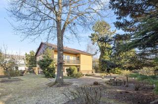 Haus kaufen in 35440 Linden, Zweifamilienhaus auf großzügigem und sonnigem Gartengrundstück mit zwei Garagen zur Modernisierung