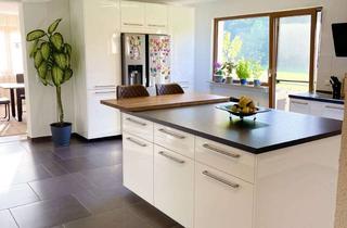 Wohnung kaufen in Freudenstädter Straße 56, 75337 Enzklösterle, Stilvolles Wohnen mit Blick ins Grüne – großzügige Wohnung mit zwei Balkonen