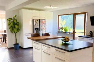 Wohnung kaufen in Freudenstädter Straße 56, 75337 Enzklösterle, Stilvolles Wohnen mit Blick ins Grüne – großzügige Wohnung mit zwei Balkonen