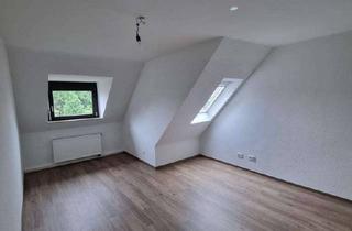 Wohnung mieten in Schillerplatz, 47799 Cracau, Modernisierte 2-Zimmer-Dachgeschosswohnung mit Balkon in Krefeld (mit Klimaanlage)