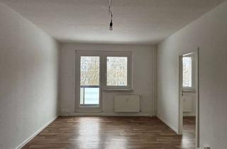 Wohnung mieten in Stendaler Straße 59, 12627 Hellersdorf, Geräumige 4-Zimmer-Wohnung mit Balkon und Wannenbad für die kleine Familie!