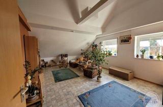 Wohnung kaufen in 50189 Elsdorf, Schicke Dachgeschosswohnung in gepflegtem 3-Familienhaus, bezugsfrei in Elsdorf Ruhiglage