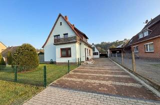 Haus kaufen in 27313 Dörverden, Dörverden: Teilvermietetes Siedlungshaus mit Carport und Nebengebäude auf großem Gartengrundstück