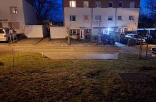 Garagen mieten in Ortenaustraße 55, 76532 Oos, Außenstellplatz in ruhiger Seitenstraße.