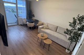 Wohnung mieten in Julius-Brecht-Straße, 60433 Bonames, Blick auf Frankfurter Skyline mit Parkplatz