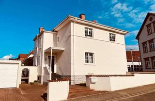 Villa kaufen in 66981 Münchweiler, Charmante und stilvolle VILLA mit 4-fach-Garage und schön angelegtem Garten in 66981 Münchweiler