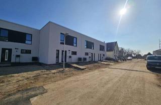 Haus mieten in Falkensteiner Weg 38 a, 39118 Lemsdorf, Energieeffizientes Neubau- Reihenmittelhaus in ruhiger Top-Lage – 4 Zi, 2 Bäder, Terrasse, SP