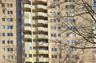 Wohnung kaufen in 13057 Berlin, Berlin - Eigentumswohnung mit verglastem Südbalkon und Weitblick