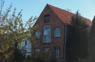 Haus kaufen in 19370 Parchim, Parchim - Townhouse-Paket: 2 Reihenhäuser + alte Tischlerei + Gartenland