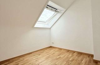 Wohnung mieten in Lichtensteinstraße 24, 71254 Ditzingen, Frisch saniert! Single-Dachwohnung mit Küche, Parkett & Sonnenbalkon sucht pfiffigen Mieter