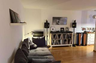 Wohnung mieten in Stuttgarter Straße, 12059 Neukölln, Zwischenmiete vom 1.4. - 30.9. Vollmöblierte, helle 2-Zimmer Dachgeschosswohnung mit tollem Balkon