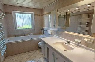 Mehrfamilienhaus kaufen in 65451 Kelsterbach, Geräumiges Mehrfamilienhaus im Bungalow-Stil mit Einliegerwohnung und Garten in Kelsterbach.