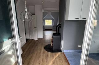 Wohnung mieten in Freesenhof, 24119 Kronshagen, Charmante 1 2/2 -DG-Wohnung mit EBK, Südbalkon und Kaminofen in Jugendstilvilla in Kronshagen