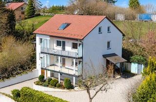 Haus kaufen in 92690 Pressath, Preisreduziert! Fernsicht: Gepflegtes Dreifamilienhaus mit 2 Garagen & Carport