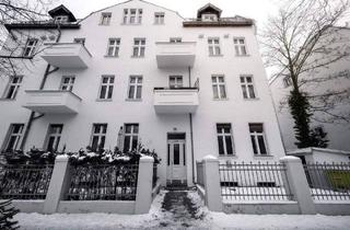 Wohnung kaufen in 13156 Berlin, Berlin - Bezugsfreie stilvolle Altbauwohnung mit Balkon in Pankow- Niederschönhausen