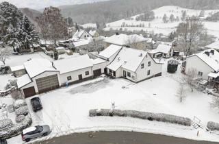Haus kaufen in 35796 Weinbach, Platz ohne Grenzen: Zweifamilienhaus mit Halle für Familie & Anleger