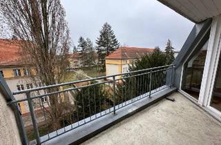 Wohnung kaufen in 13587 Berlin, Berlin - Lichtdurchflutetes Dachgeschossjuwel: 2 ZKB, sofort bezugsfrei